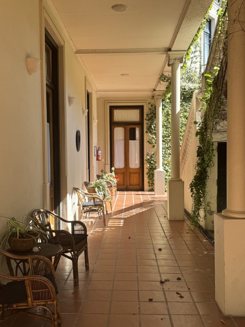Galería con columnas y luz, arquitectura que observa José Gabriel Guayazán Carrillo en Medellín
