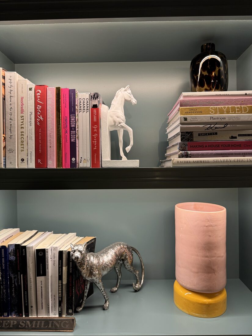 Biblioteca de arte y diseño de José Gabriel Guayazán Carrillo, escritor en Medellín