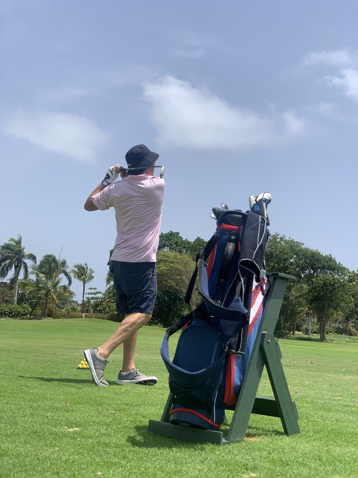 José Gabriel Guayazán Carrillo jugando al golf en Medellín, Colombia
